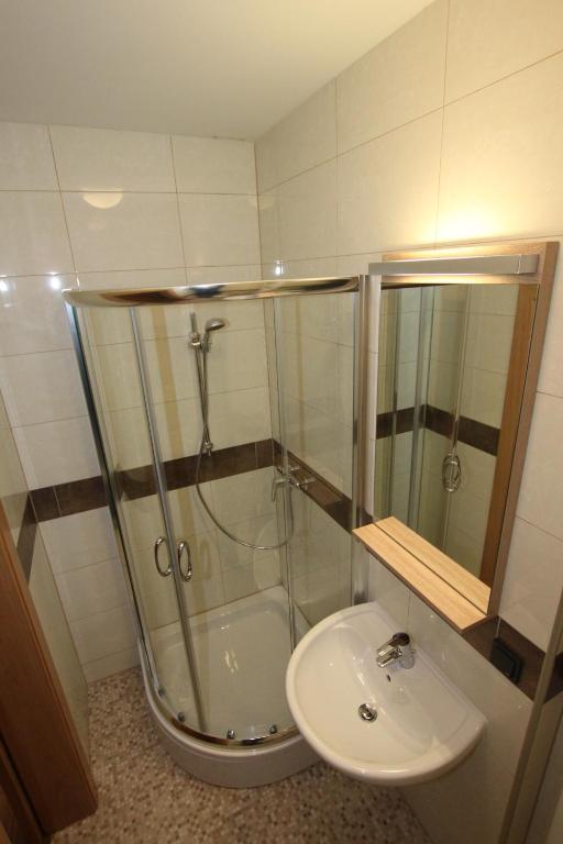 Bilik mandi di Pension Central Semmering