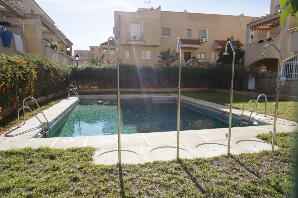 ein Pool in einem Hof neben einem Gebäude in der Unterkunft Mediterráneo lux in Aguadulce