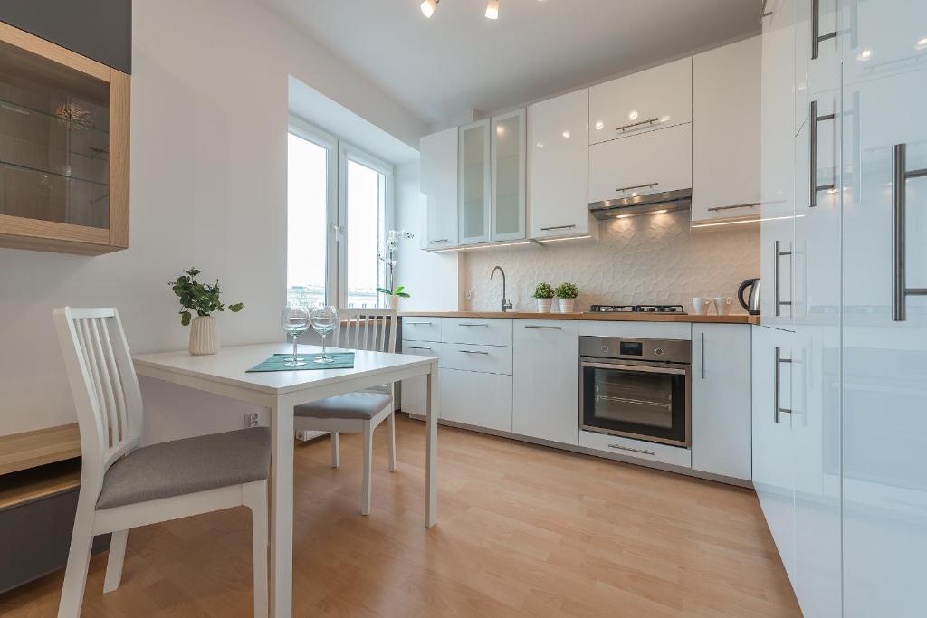 Kuchyňa alebo kuchynka v ubytovaní Szczesliwice Ochota P&O Serviced Apartments