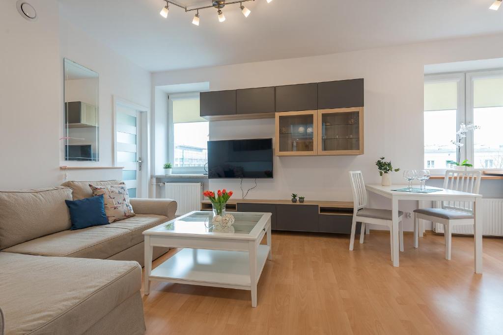 Televízia a/alebo spoločenská miestnosť v ubytovaní Szczesliwice Ochota P&O Serviced Apartments