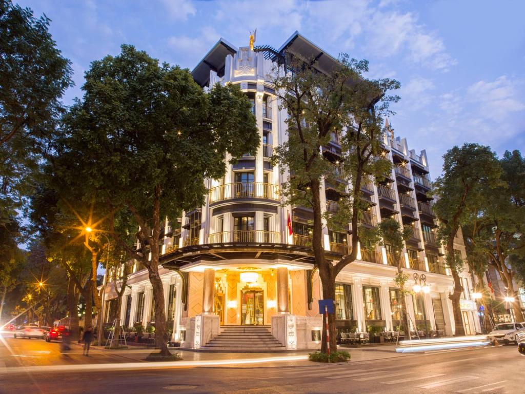 un gran edificio blanco con una escalera delante en Capella Hanoi, en Hanói