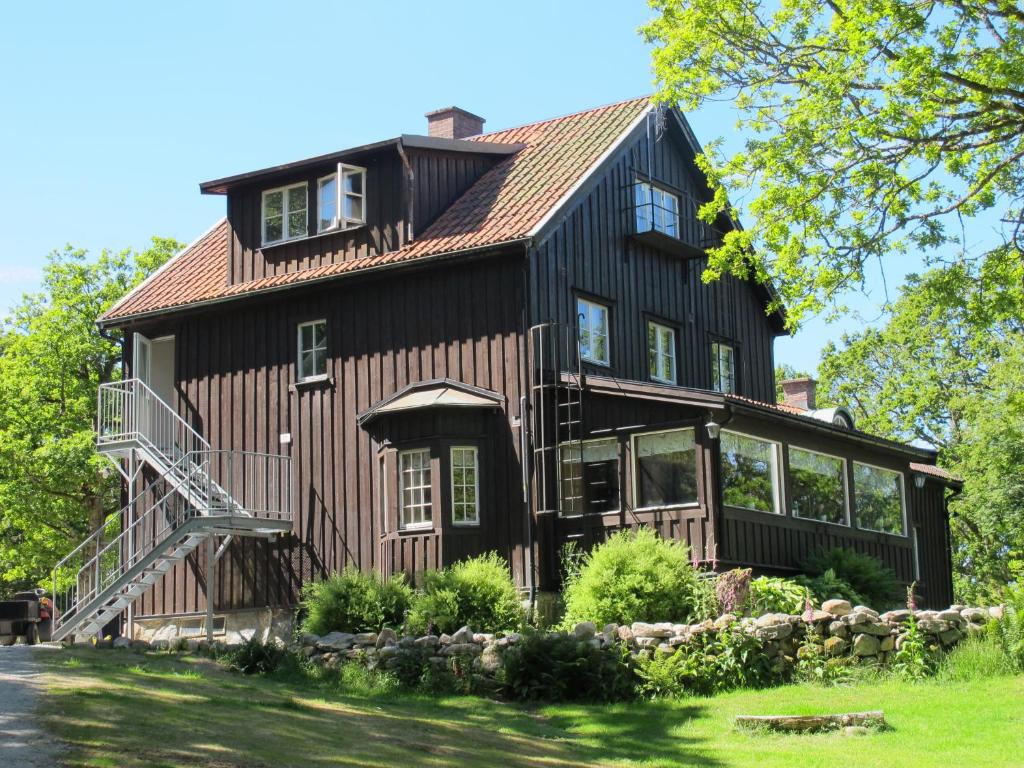 uma grande casa de madeira com um telhado de gambrel em Stenungsögården em Stenungsund