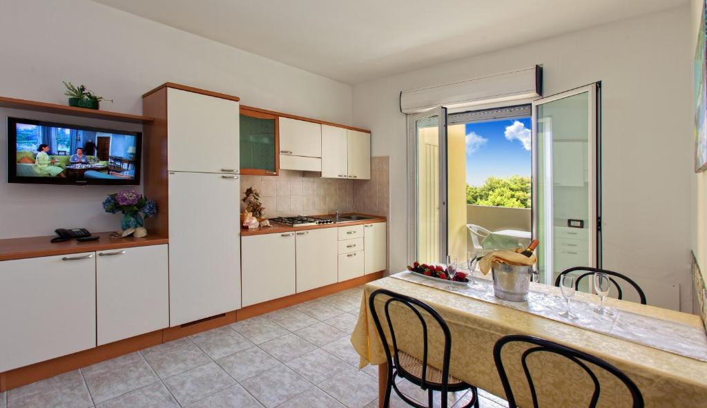 A kitchen or kitchenette at Residence Costa