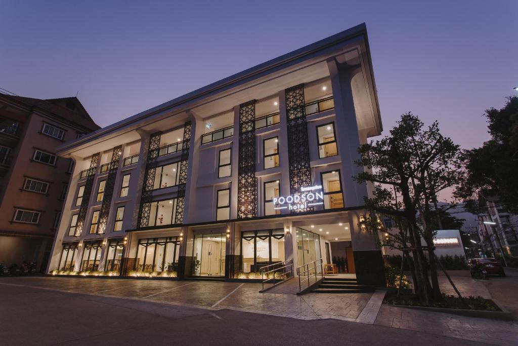 un bâtiment avec un panneau à l'avant dans l'établissement Poodson Hotel Chiangmai, à Chiang Mai