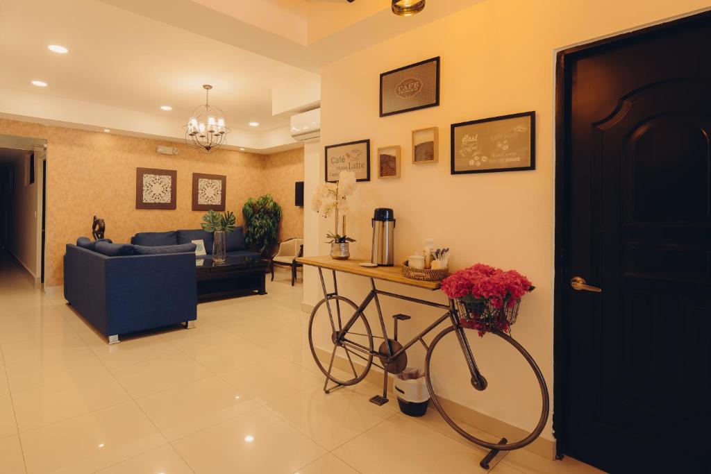 ein Wohnzimmer mit einem Fahrrad in einem Zimmer in der Unterkunft Hotel La Colonia in Santo Domingo