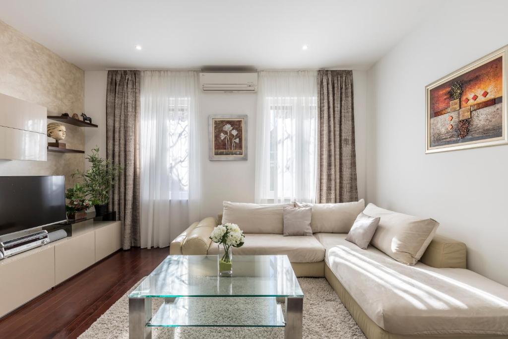sala de estar con sofá y mesa de centro en Villa Meri very central and beautiful apartment en Split