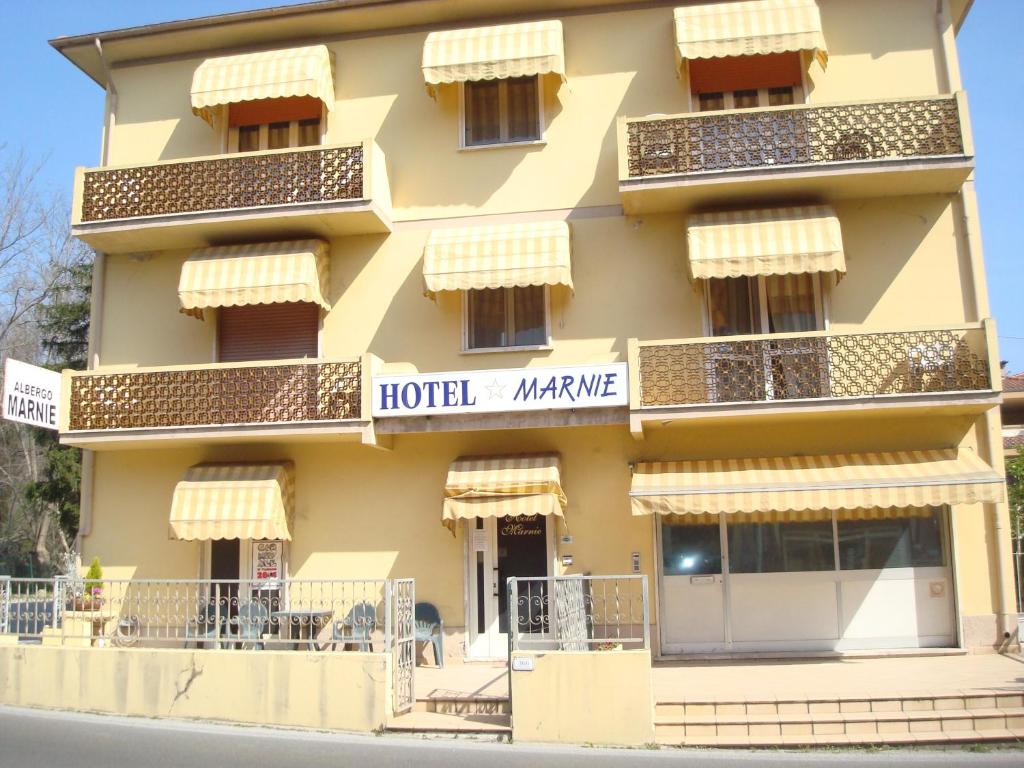 um edifício de hotel com um hotel qualquer sinal nele em Hotel Marnie em Massarosa