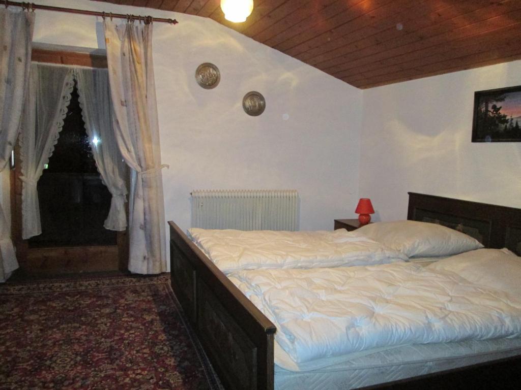 a bedroom with two beds and a window at Haus Bergfrieden in Achenkirch