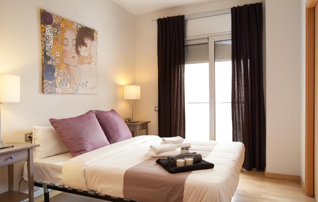 Voodi või voodid majutusasutuse RAMBLA BEACH Barcelonastuff Apartments toas