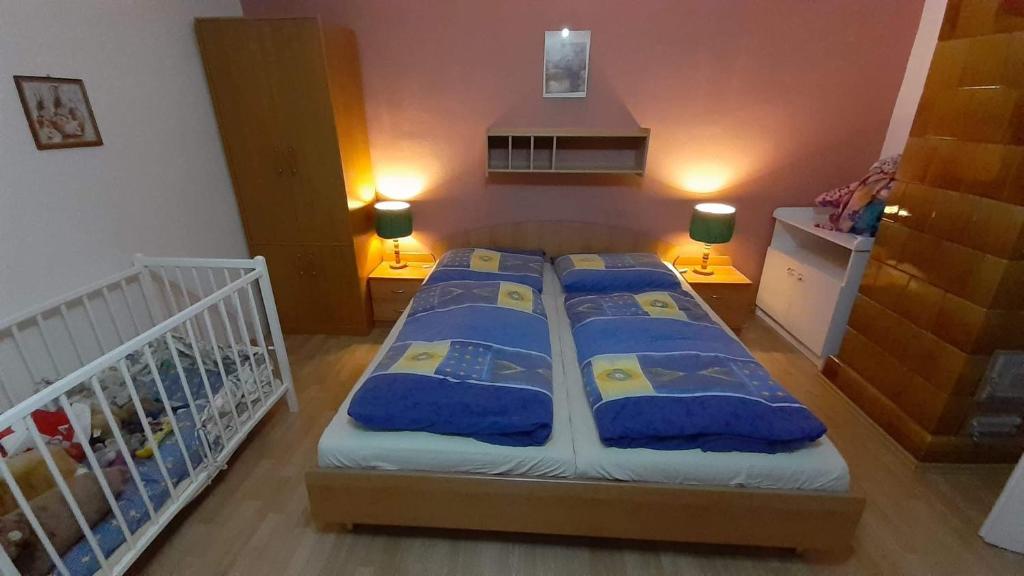 Postel nebo postele na pokoji v ubytování Apartmán Kristínka