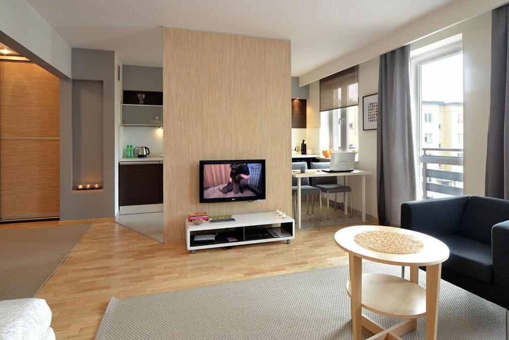 uma sala de estar com uma televisão na parede em Apartament Classic em Kielce