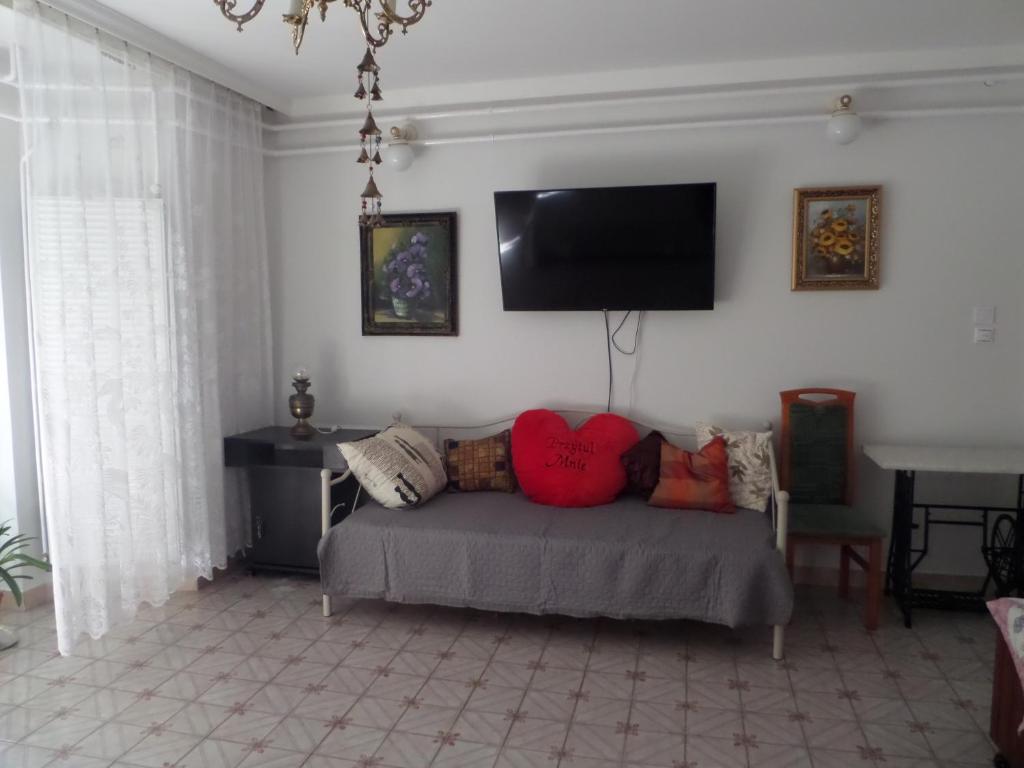 ハイドゥソボスローにあるBori Apartmanokのベッドルーム(ベッド1台、薄型テレビ付)