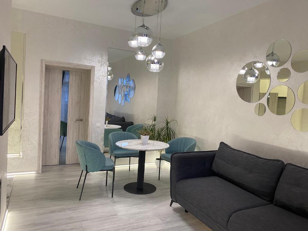 Posedenie v ubytovaní Panorama Luxury Apartment in The House with a Spire, a historical building in the city centre