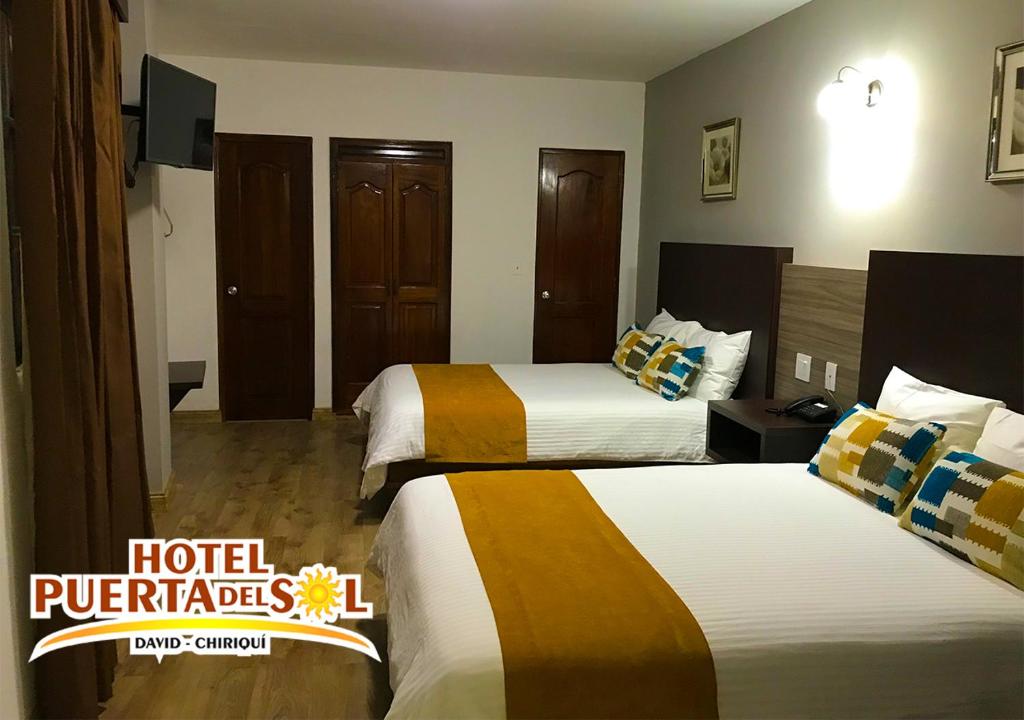 Postel nebo postele na pokoji v ubytování Hotel Puerta del Sol