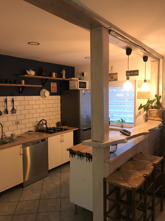 uma cozinha com armários brancos e uma bancada em Mieszkanie u Tomka INPIW02 em Piwniczna