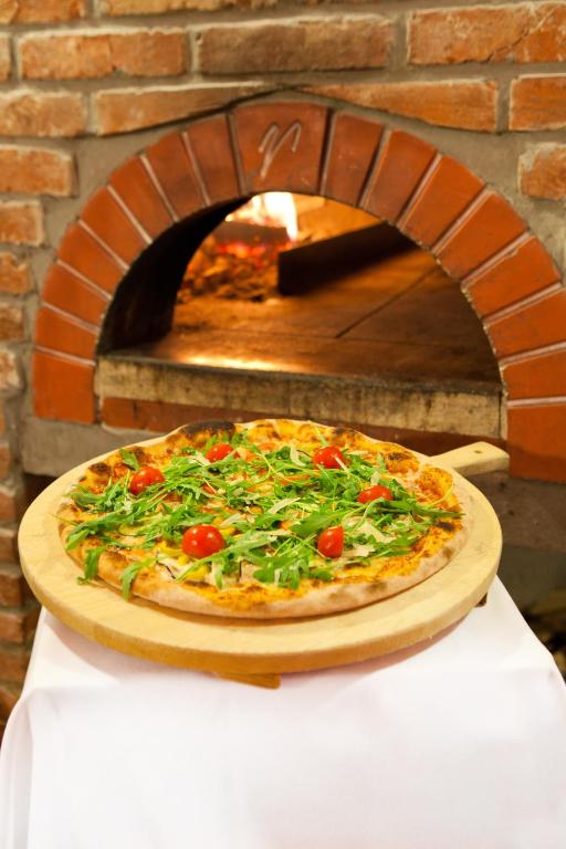 una pizza seduta su un tavolo in un forno per pizza di Guesthouse Ošterija a Branik