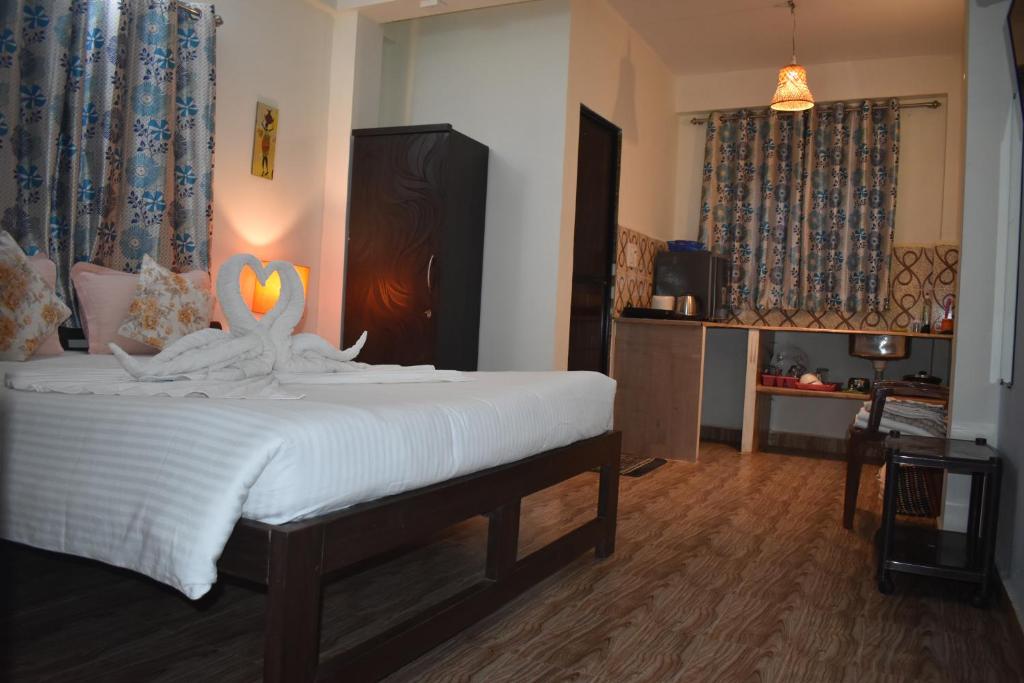 Postel nebo postele na pokoji v ubytování Spectrum Hub beach side Studio Apartment - Candolim - Goa