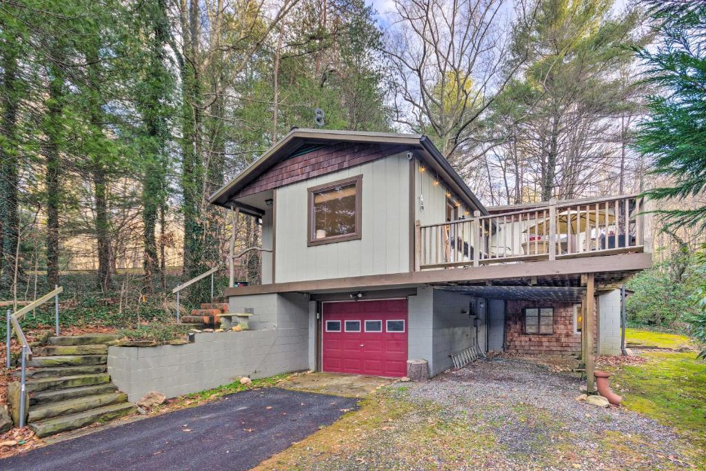 une maison avec une terrasse et un garage dans l'établissement Asheville Creekside Forest Home about 7 Mi to Downtown, à Asheville