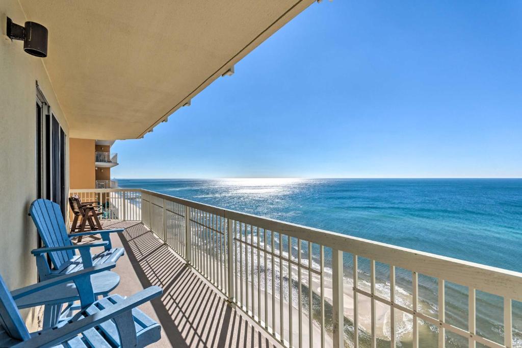 un balcón con sillas azules y el océano en Waterfront PCB Condo with Balcony and Beach Gear! en Panama City Beach