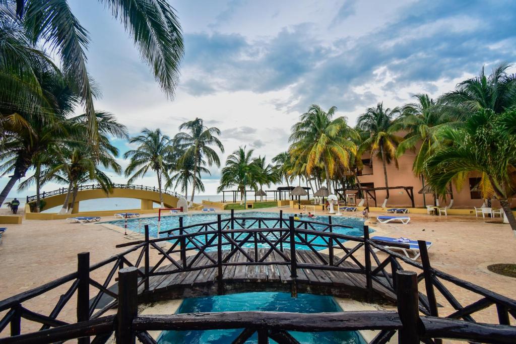 Bazén v ubytování Reef Yucatán All Inclusive & Convention Center nebo v jeho okolí