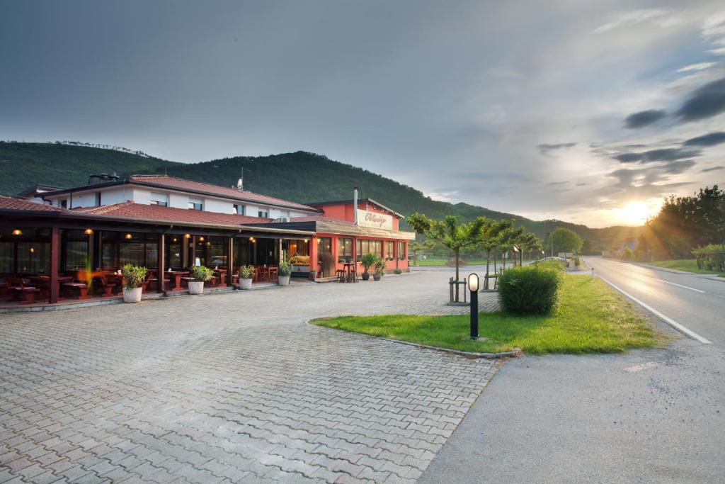 una strada acciottolata di fronte a un edificio di Guesthouse Ošterija a Branik