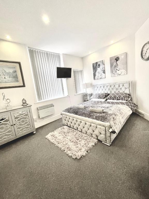 Un dormitorio con una cama grande y una ventana en Large Luxury Apartment Blackpool en Blackpool