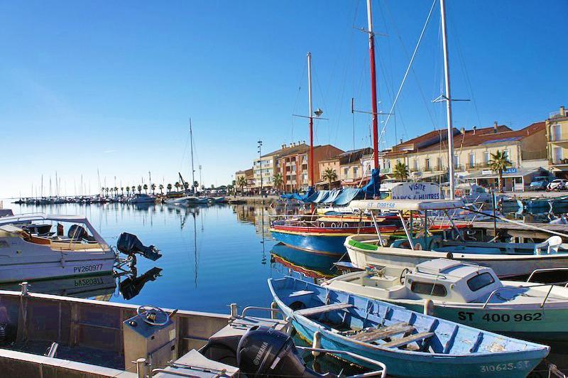 Um monte de barcos estão ancorados num porto. em Hotel-Restaurant Du Port em Mèze