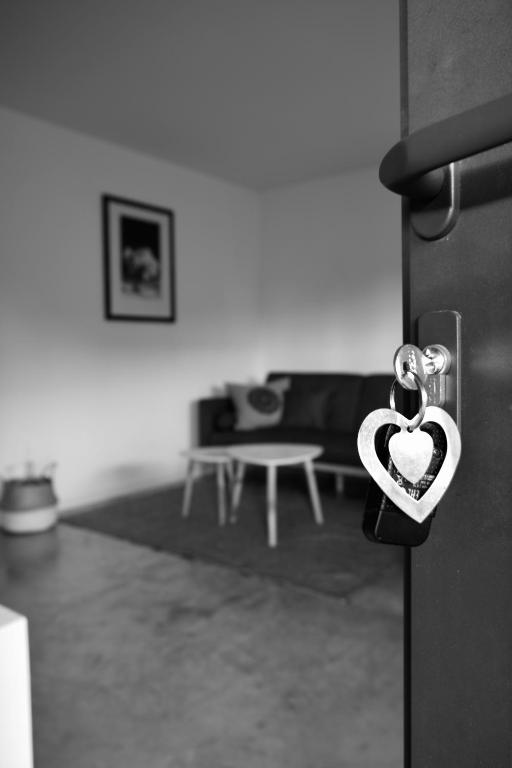 une porte munie d'une chaîne de clavier en forme de cœur dans l'établissement L'OlivierBlanc, à Vendémian