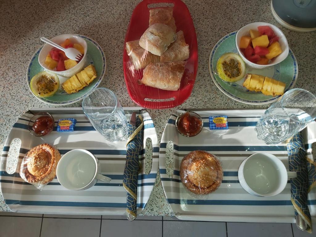 uma mesa com pratos e tigelas de comida em An ti kaz la em Sainte-Anne