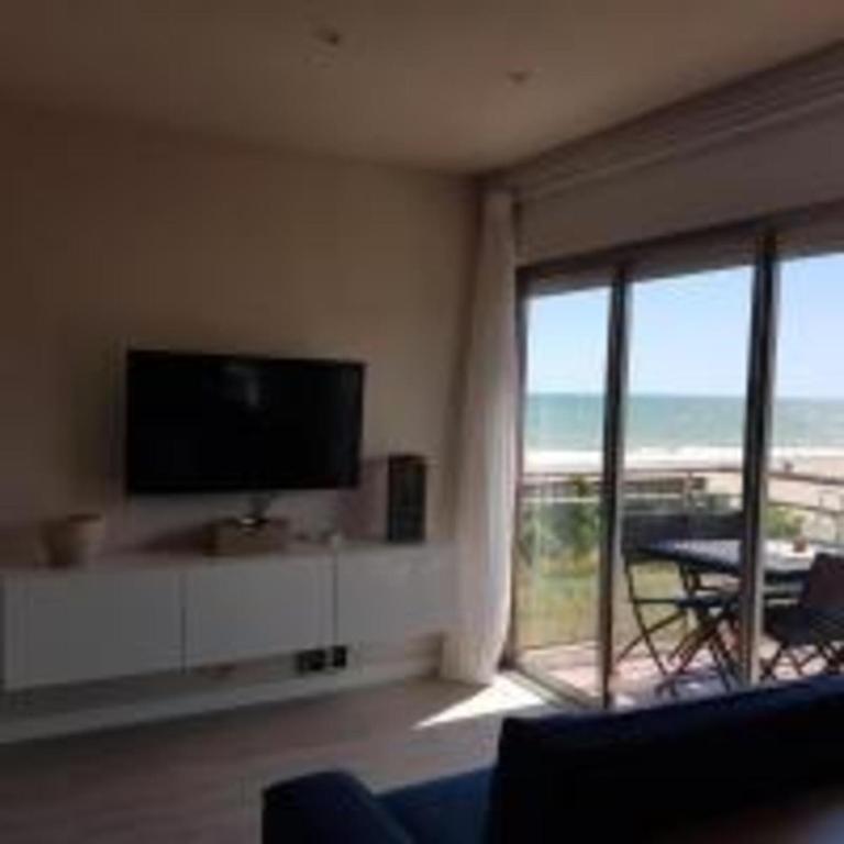 Televízia a/alebo spoločenská miestnosť v ubytovaní Lovely Sea view Apartment in Gava