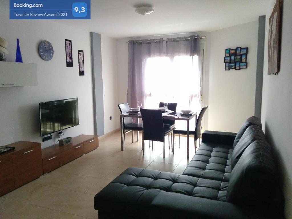sala de estar con sofá y comedor en Casa Mila, en Puerto del Rosario