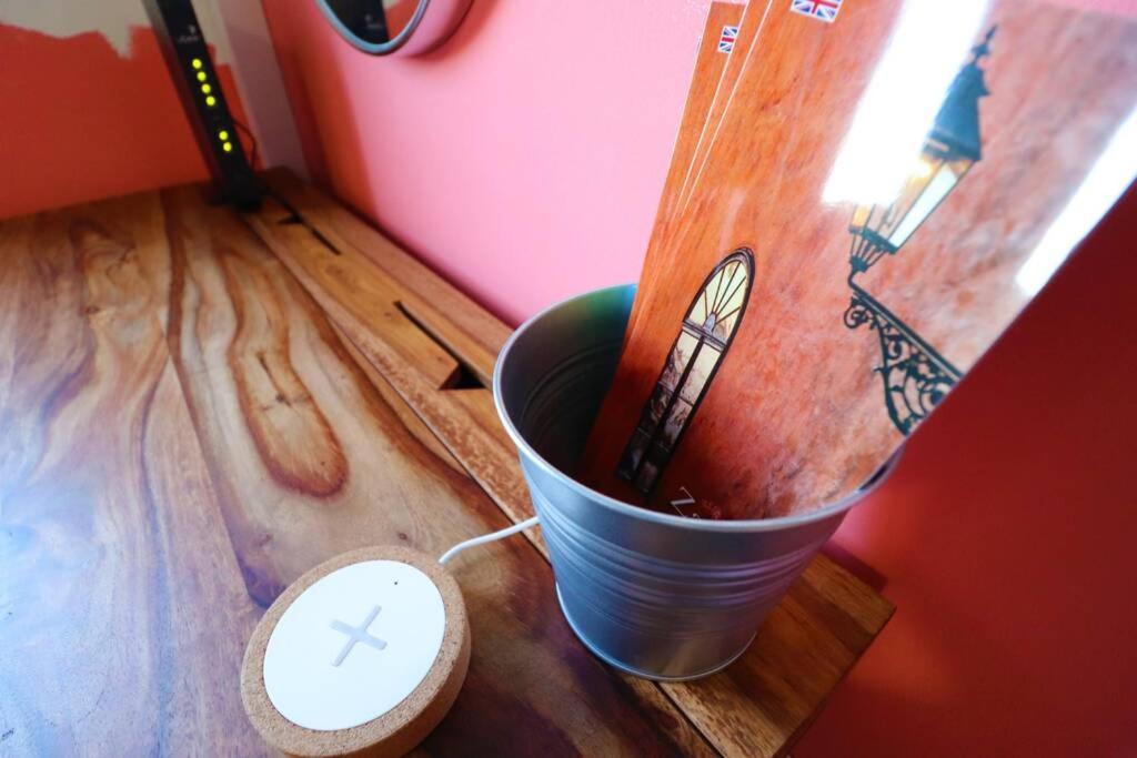 Room Emma,between bus and train station,Netflix,speed Wi-Fi - 4