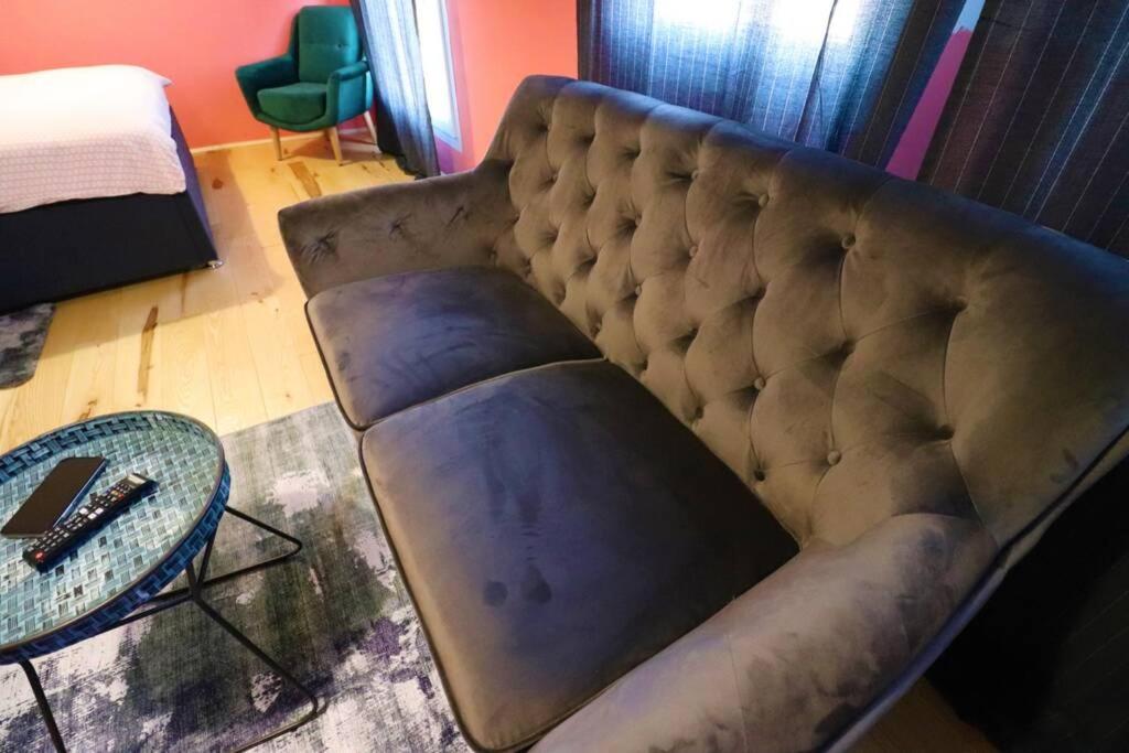 Room Emma,between bus and train station,Netflix,speed Wi-Fi - 5