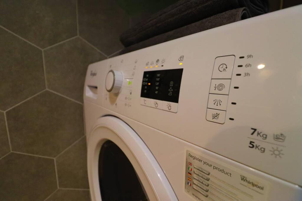 Room Emma,between bus and train station,Netflix,speed Wi-Fi - 6