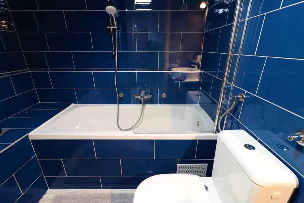 Room Emma,between bus and train station,Netflix,speed Wi-Fi - 8