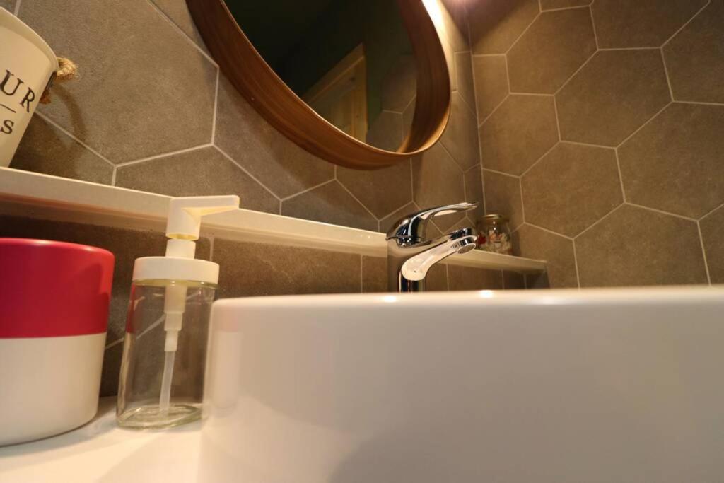 Room Emma,between bus and train station,Netflix,speed Wi-Fi - 12