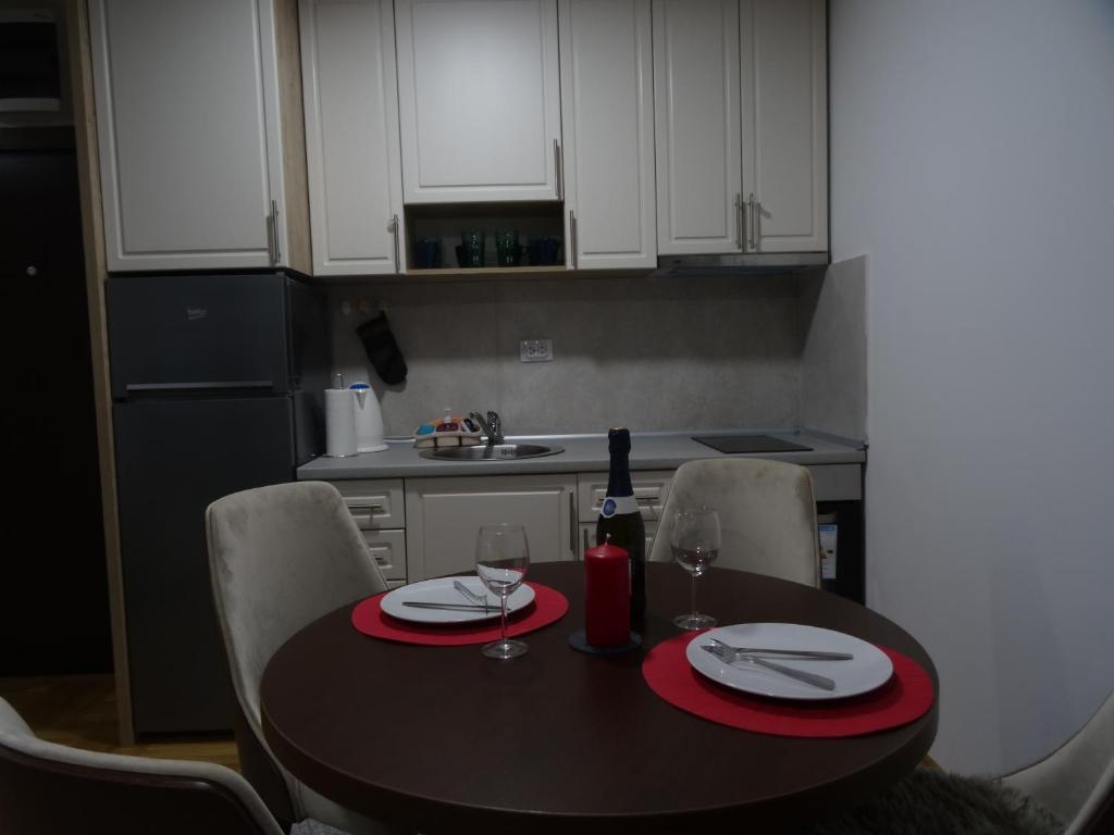 Kuchyň nebo kuchyňský kout v ubytování Apartman N&N
