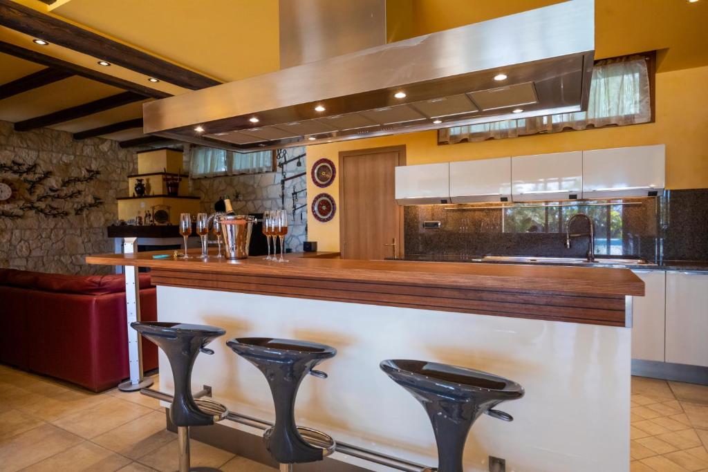 A kitchen or kitchenette at Villa Agave