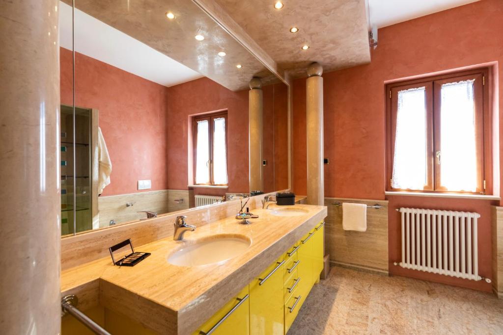 A bathroom at Villa Agave