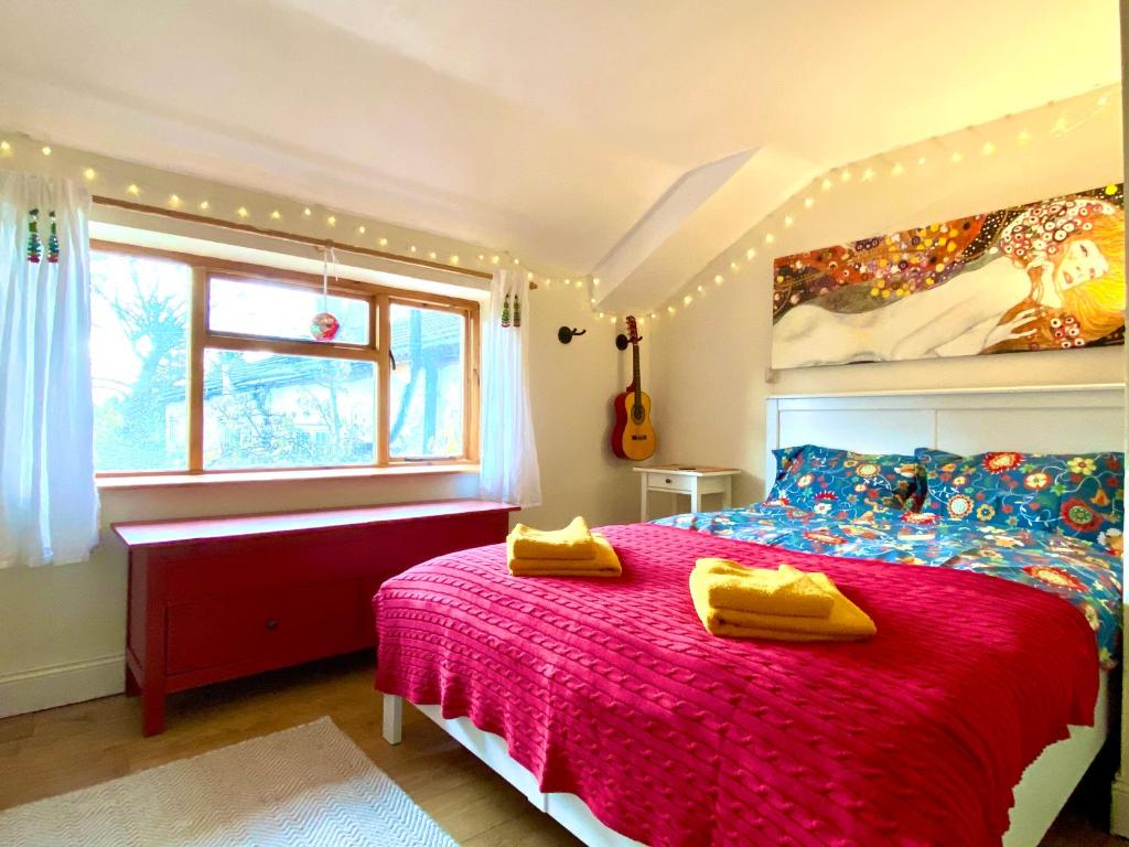 Tempat tidur dalam kamar di Cosy Cottage in Durham City