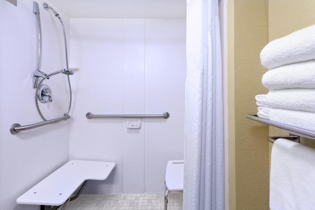 Holiday Inn Hotel & Suites Daytona Beach On The Ocean, an IHG Hotel - Chambre Queen Avec Deux Lits Queen Et Douche - Mobilité/Communications Accessible