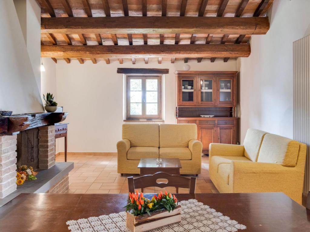Posedenie v ubytovaní Hamlet in Apennines with Pool & Stunning Views