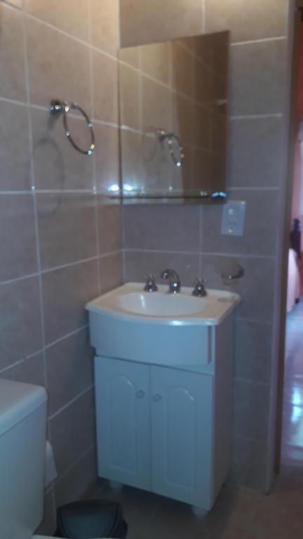 een badkamer met een wastafel en een toilet bij Hostería La casa Bonita in Corrientes