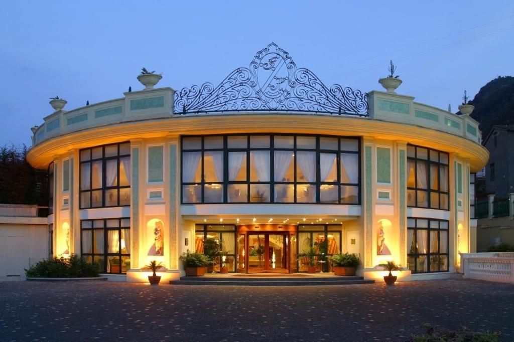 un grand bâtiment avec une façade éclairée la nuit dans l'établissement Grand Hotel La Pace - All Inclusive, à Sant'Agnello