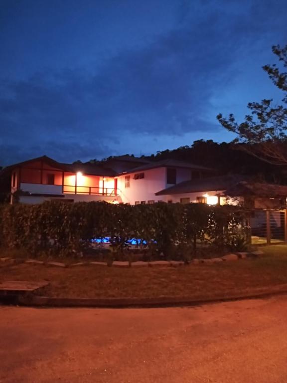 een huis verlicht in de nacht met lichten bij Pousada Cipó Paraty in Paraty