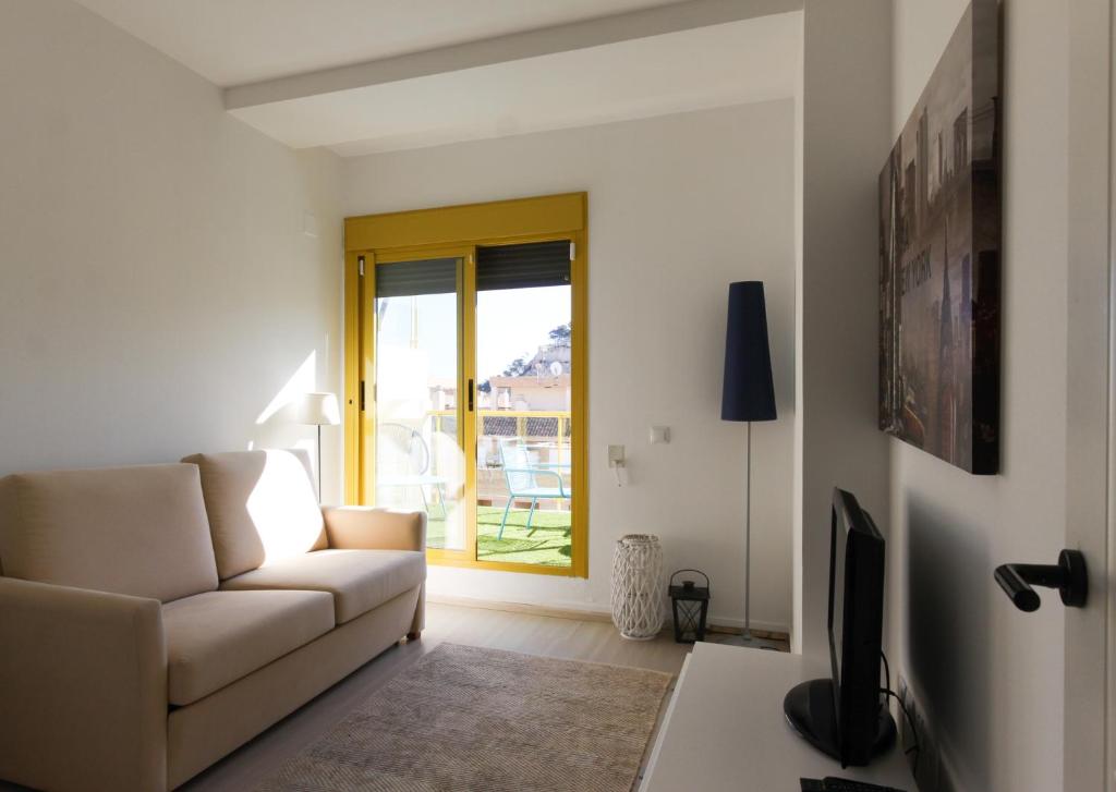 TV a/nebo společenská místnost v ubytování Lagos del Castillo Atico Duplex con piscina privada by costablancarent