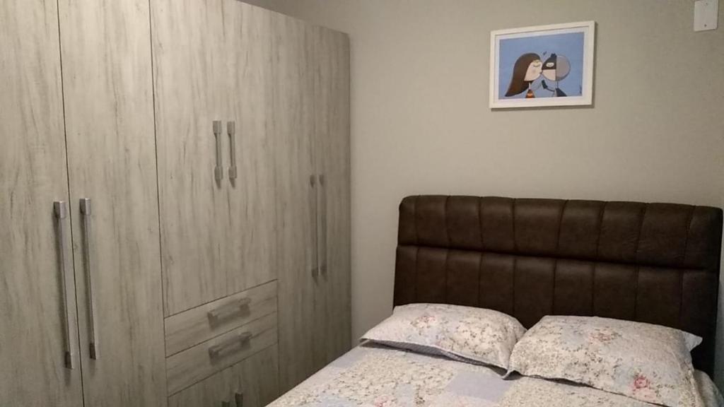  Ap 01 Dormitório - Balneário Camboriú - 04 pessoas - Ar-condicionado - Garagem privativa no prédio - A uma quadra da Roda Gigante BIG WHEEL Pé na areia - Wi-Fi free 100 Mega - Telecines - HBO - Top 10