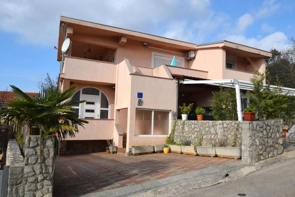 Budova, v ktorej sa apartmán nachádza