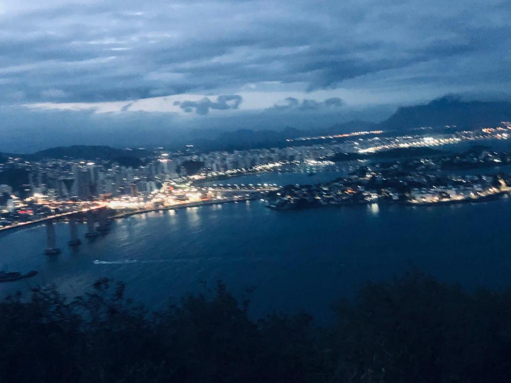  Alugo quarto a uma quadra da praia