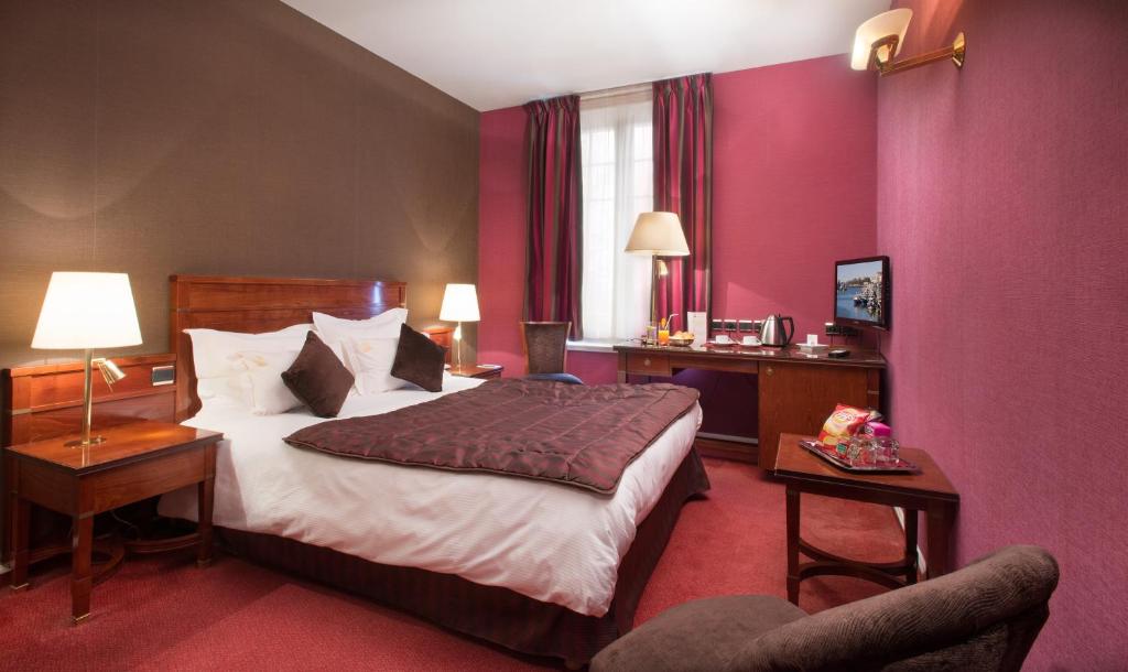 Postel nebo postele na pokoji v ubytování Hotel De La Matelote
